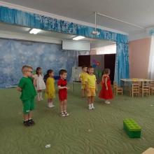 Дети средней группы "Богатыри" приветствуют гостей, присутствующих в зале