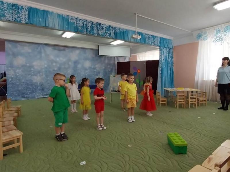 Дети средней группы "Богатыри" приветствуют гостей, присутствующих в зале
