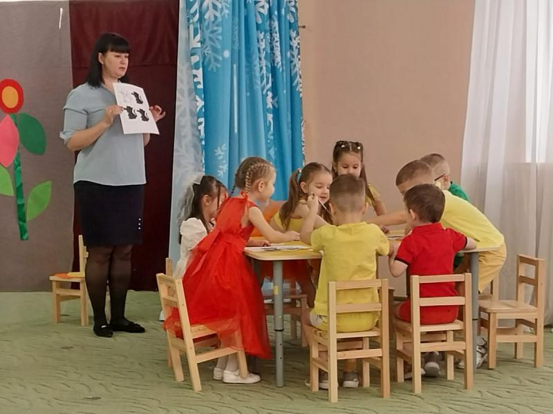 Велю, чтобы вы, ребята, превратились в сыщиков и нашли каждой фигуре ее тень. Упражнение «Найди тень». Цель – развитие восприятия, внимания.