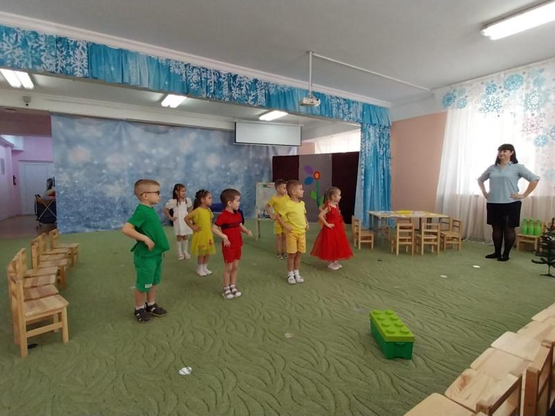 Упражнение Физкультминутка «Мы ногами топ-топ-топ» (Е. Железнова).