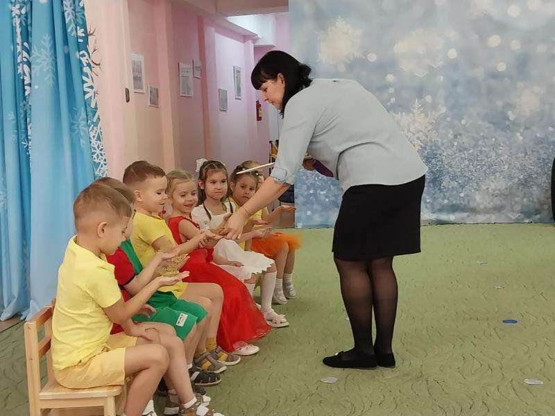 Сейчас, ребята, представьте, что вы превратились в бабочек. Тихонечко полетайте, помашите крылышками (в руках детей - бабочки из бумаги фиолетовой).